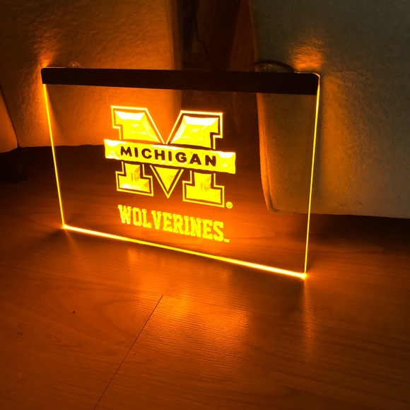 MICHIGAN WOLVERINES LED NEON GOLD LIGHT SIGN 8x12 - Picture 4 of 4